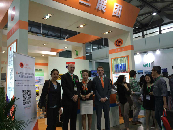 依斯倍董事長(zhǎng)及總經(jīng)理與荷蘭領(lǐng)事館長(zhǎng)David Naves共同剪彩合影