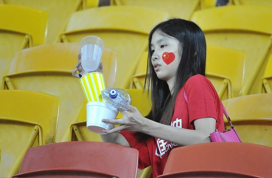 亞洲杯賽場(chǎng)北京球迷撿垃圾