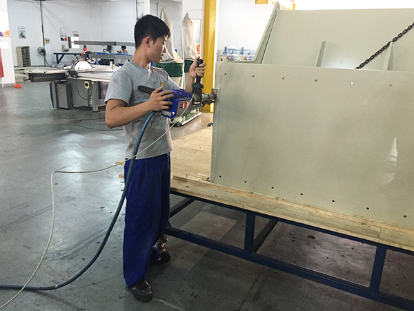 生產(chǎn)車間中數(shù)顯熱風(fēng)塑料焊槍的功能與特點(diǎn)