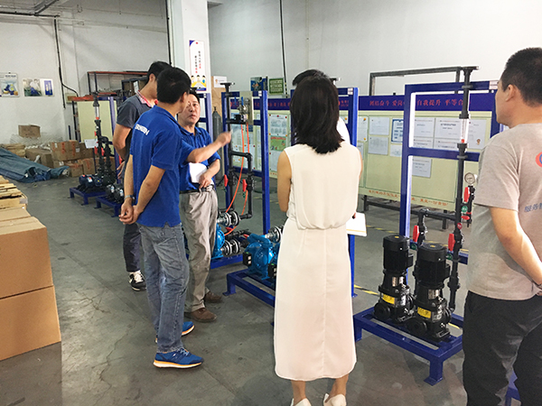 衛(wèi)美恒客戶(hù)來(lái)到依斯倍環(huán)保車(chē)間現(xiàn)場(chǎng)勘察項(xiàng)目生產(chǎn)進(jìn)度