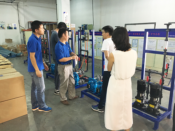 衛(wèi)美恒客戶(hù)來(lái)到依斯倍環(huán)保車(chē)間現(xiàn)場(chǎng)勘察項(xiàng)目生產(chǎn)進(jìn)度