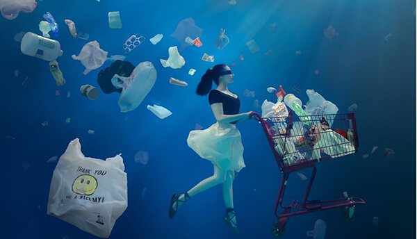 環(huán)保創(chuàng)意設(shè)計(jì),塑料垃圾做成品牌運(yùn)動(dòng)鞋