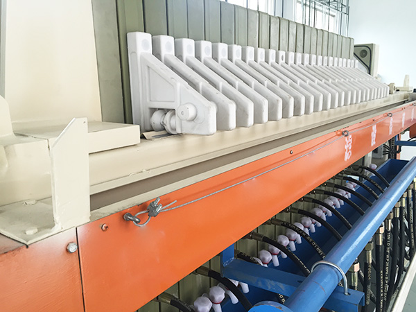 如何有效解決板框式壓濾機(jī)產(chǎn)出泥餅含固率不足的問(wèn)題