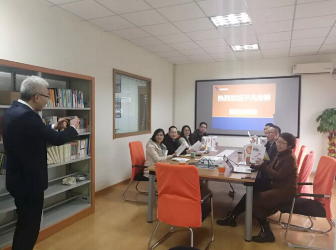 知名創(chuàng)業(yè)型實(shí)戰(zhàn)派講師張子凡來依斯倍環(huán)保講授課程