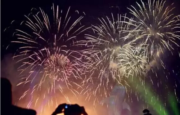 無人機(jī)燈光秀取代傳統(tǒng)煙花秀，過一個環(huán)保元宵節(jié)