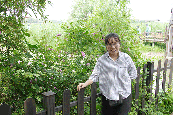 依斯倍環(huán)保財(cái)務(wù)部門的愛笑寶藏女孩