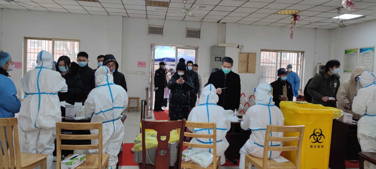 依斯倍黨員志愿者配合醫(yī)護(hù)人員做核酸檢測(cè)工作