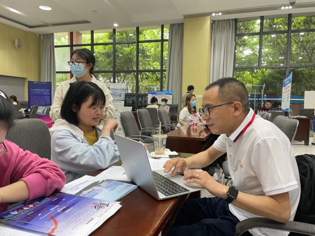 重慶依斯倍參加2022屆畢業(yè)生春季雙選會