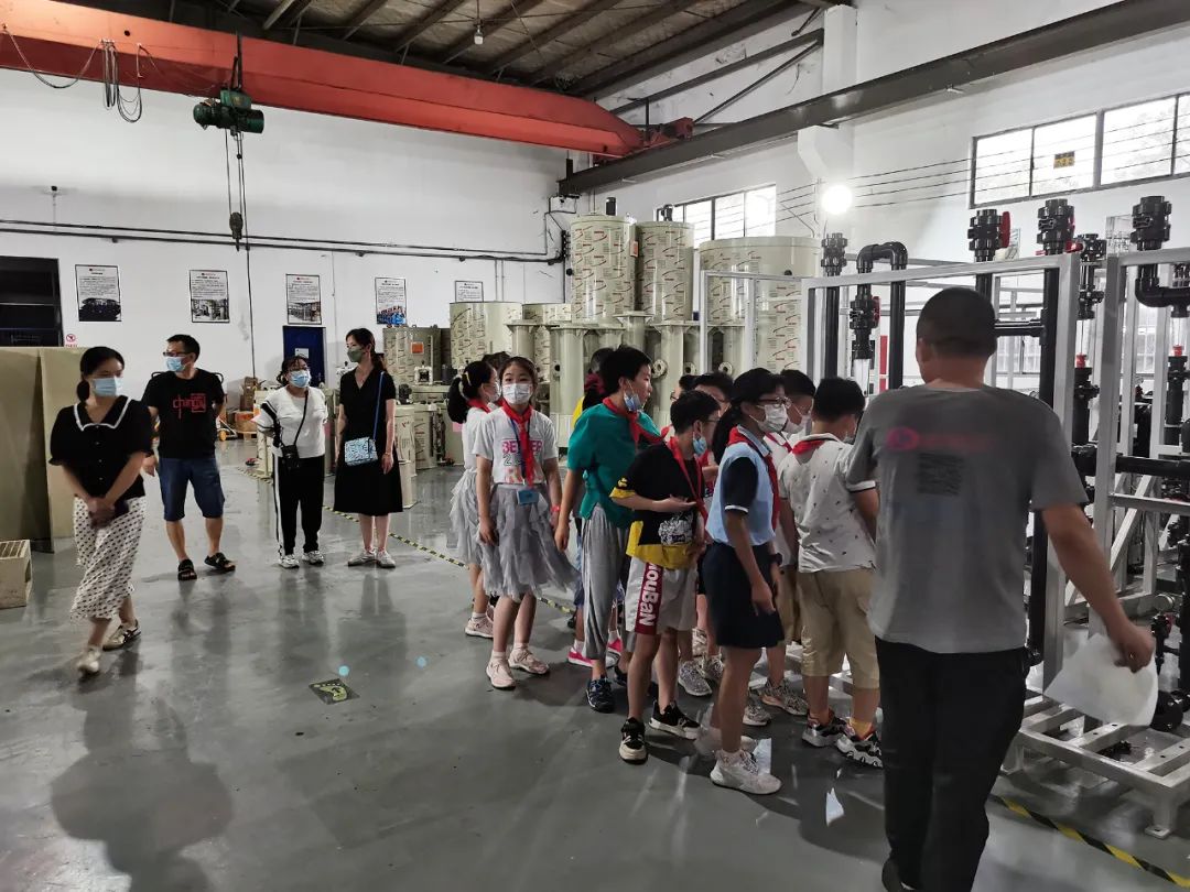帶城小學(xué)少先隊(duì)員們參觀依斯倍生產(chǎn)車間