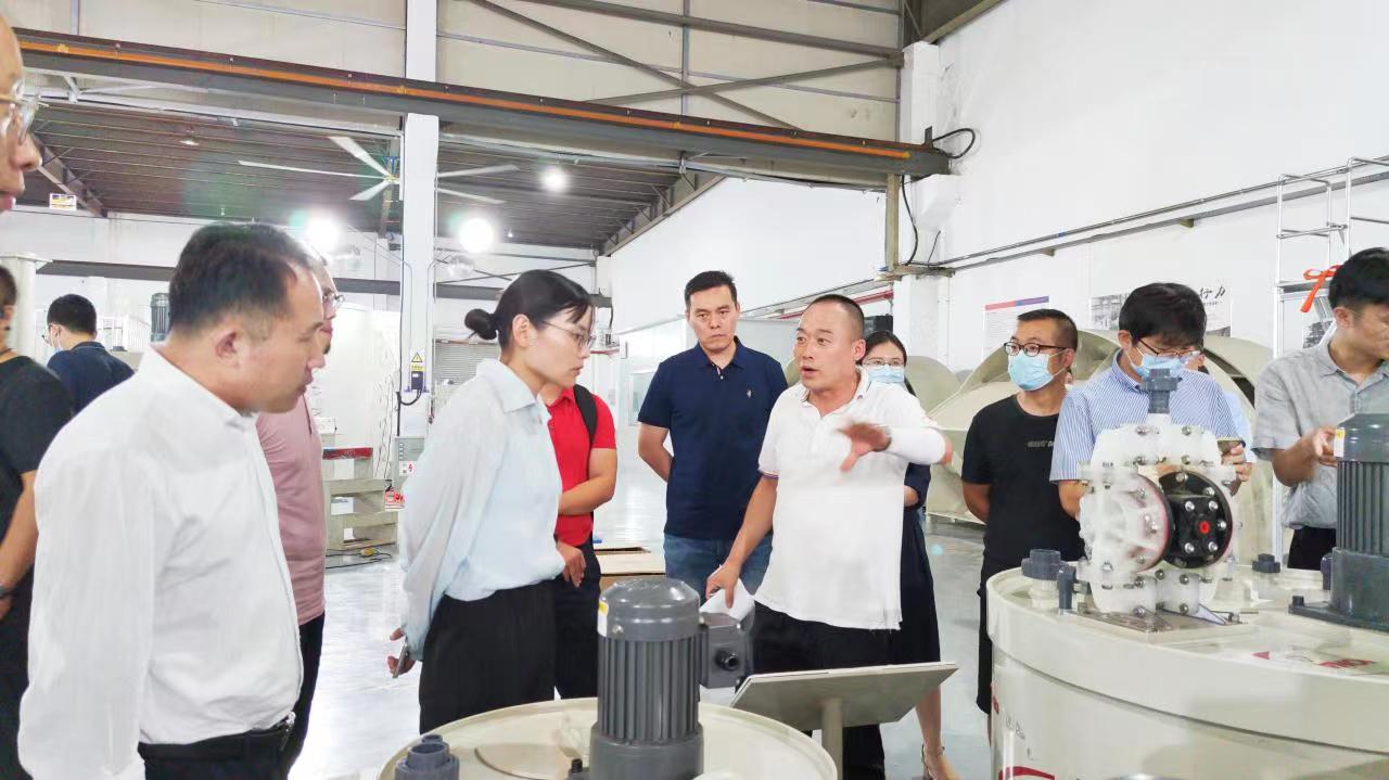 蘇州市科技局領(lǐng)導(dǎo)、優(yōu)秀企業(yè)家走進(jìn)依斯倍生產(chǎn)車間
