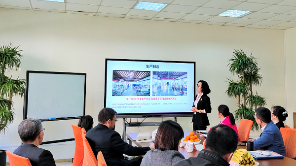  依斯倍董事長常英向重慶工商大學(xué)領(lǐng)導(dǎo)一行介紹依斯倍