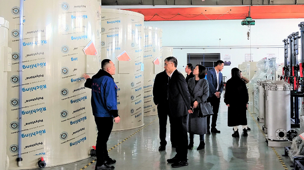  重慶工商大學領導一行參觀依斯倍生產(chǎn)制造車間