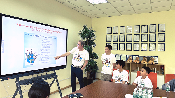 依斯倍總經(jīng)理Joseph Wolters先生為孩子們帶來了精彩的環(huán)保講座，讓孩子們更加深入地了解環(huán)保行業(yè)的發(fā)展和前景。