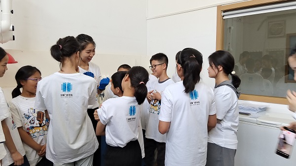 在依斯倍實驗室，孩子們觀看了污水變干凈的神奇化學實驗，親眼見證科學的魅力！