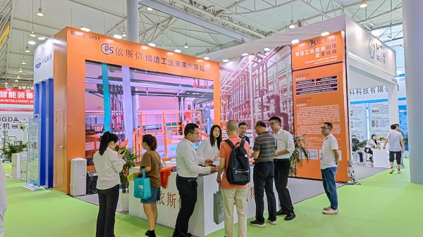依斯倍環(huán)保展示了其最新的廢水回用及零排放處理技術(shù)，吸引眾多的觀眾駐足參觀。