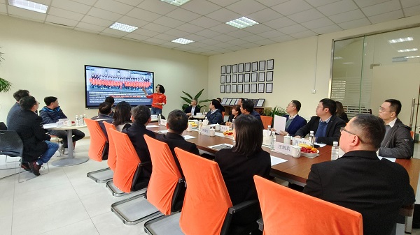 蘇州市蘇臺工商協(xié)進會領(lǐng)導(dǎo)與依斯倍環(huán)保董事長常英進行座談會議