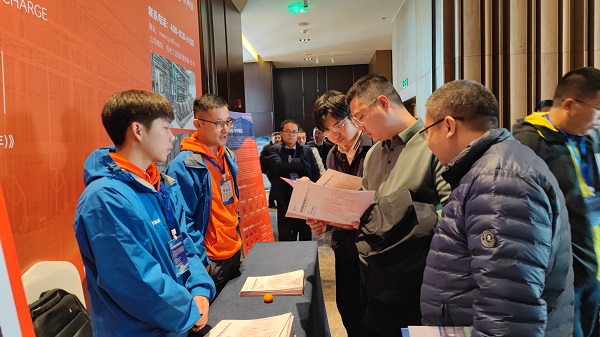 環(huán)球電鍍網(wǎng)主辦的第八屆電鍍產(chǎn)業(yè)+互聯(lián)網(wǎng)峰會(huì)展覽現(xiàn)場，依斯倍環(huán)保展示最新的工業(yè)廢水回用及零排放技術(shù)