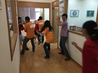 撕名牌活動(dòng)