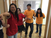 撕名牌活動(dòng)