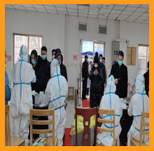 依斯倍黨員志愿者配合醫(yī)護(hù)人員做核酸檢測工作