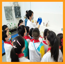 帶城小學(xué)少先隊員們在依斯倍實驗室觀看廢水處理實驗