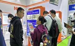 在中國環(huán)博會現(xiàn)場，依斯倍技術人員向客戶講解最新工業(yè)廢水零排放技術