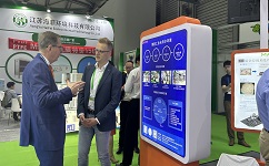 在中國環(huán)博會現(xiàn)場，依斯倍總經(jīng)理JosephWolters與其他環(huán)保人士探討工業(yè)廢水處理技術