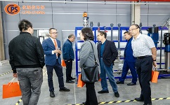 重慶依斯倍環(huán)?？萍加邢薰鹃_業(yè)時邀請客戶友人參觀制造車間