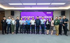 依斯倍出席的《省國際商事法庭、仲裁機構(gòu)和商事調(diào)解機構(gòu)建設》專項調(diào)研座談會合影