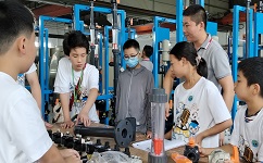 參觀依斯倍車間途中的互動(dòng)環(huán)節(jié)孩子們玩得不亦樂(lè)乎