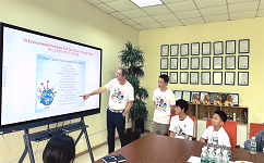 依斯倍總經(jīng)理Joseph Wolters先生為孩子們帶來(lái)了精彩的環(huán)保講座，讓孩子們更加深入地了解環(huán)保行業(yè)的發(fā)展和前景。