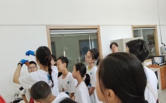 在依斯倍實(shí)驗(yàn)室，孩子們觀看了污水變干凈的神奇化學(xué)實(shí)驗(yàn)，親眼見證科學(xué)的魅力！