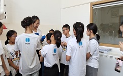 在依斯倍實(shí)驗(yàn)室，孩子們觀看了污水變干凈的神奇化學(xué)實(shí)驗(yàn)，親眼見證科學(xué)的魅力！