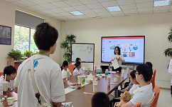 研學(xué)小隊(duì)又回到了會(huì)議室，爭(zhēng)先恐后的分享今天的活動(dòng)心得