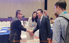 中國環(huán)境保護產(chǎn)業(yè)協(xié)會會長郭承站先生與依斯倍環(huán)保研發(fā)總監(jiān)劉方榮交談