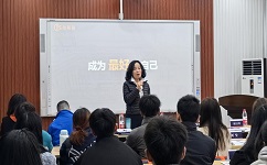 依斯倍班在重慶工商大學正式開課，依斯倍環(huán)保董事長常英發(fā)表主旨報告